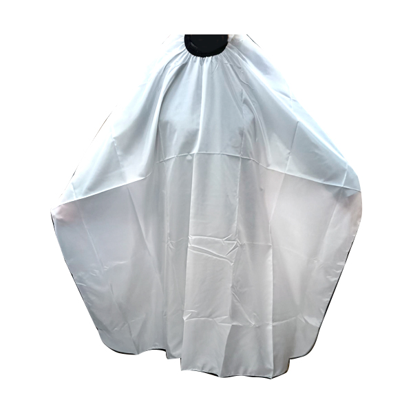 Capa blanca de corte lisa con borde negro c/ gancho